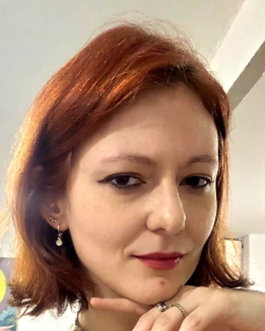 Clarice Rosa Rebelo com o queixo apoiado na mão
