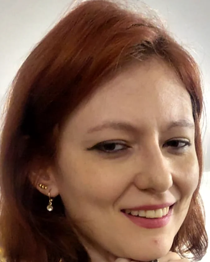 Clarice Rosa Rebelo sorrindo, com o queixo apoiado na mão